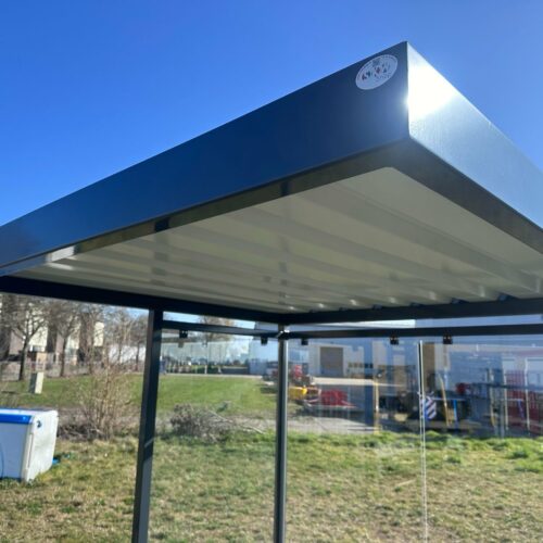 Rookabri model Palermo 49 Degelijk dak constructie van trapeziumplaat welke desgewenst van sedum (een groen dak) voorzien kan worden en/of een LED met sensor en timer. We informeren u graag.